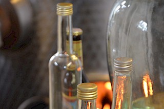 Schnapsflaschen und Gläser auf einem Tisch